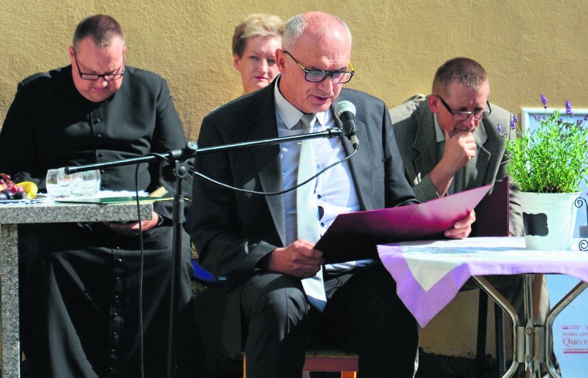 W ogrodzie naszej biblioteki, burmistrz Chełmży oraz zaproszeni goście czytali Quo vadis [zdjęcia]