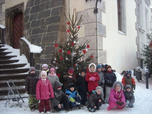 Dzisiaj maluchy z Ksztankowego Przedszkola w Zgorzelcu  przystroiły choinkę przy schodach Ratusza w Görlitz