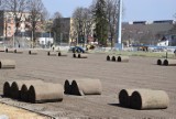 Częstochowa: Na stadionie Rakowa rozkładana jest już murawa - zobacz ZDJĘCIA. Stadion ma być gotowy na mecz z Lechem Poznań