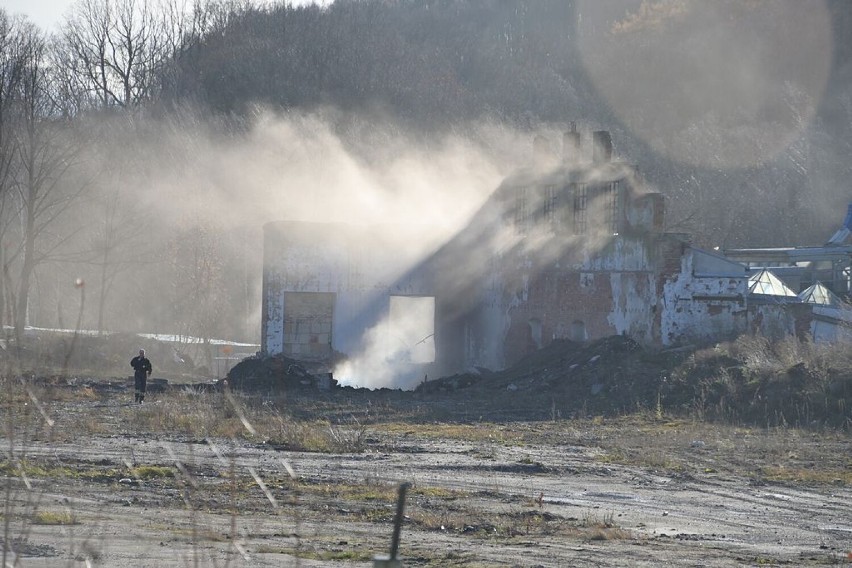 Płoną toksyczne odpady ukryte pod zawaloną halą byłej huty szkła w Wałbrzychu! Wśród nich plastiki z samochodów