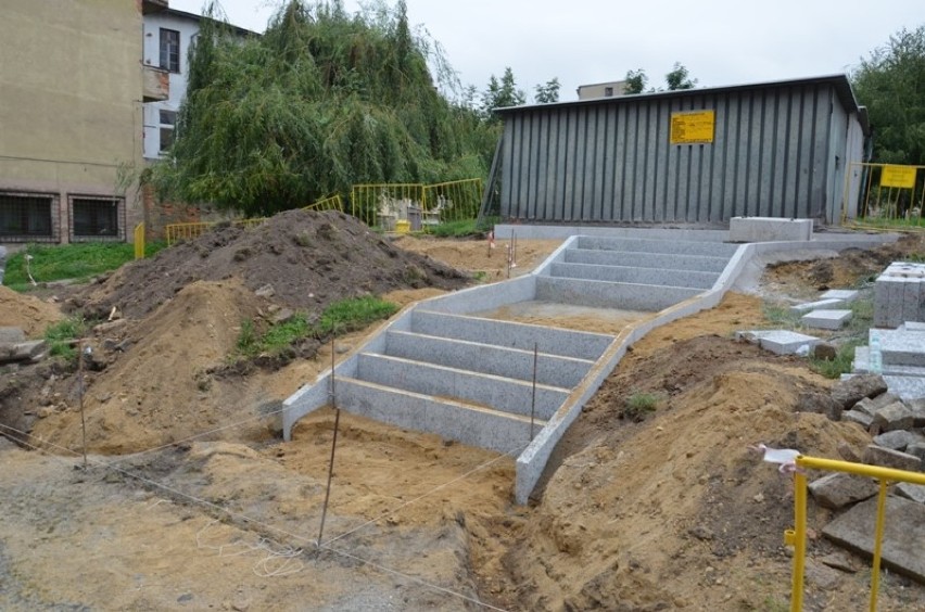Strzegom: Powstają nowe schody na ulicy Kościelnej
