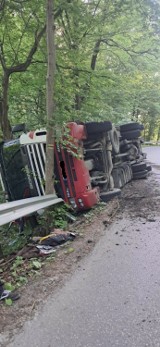 Wypadek w Królówce koło Bochni, ciężarówka na stromym odcinku wpadła do rowu. Zdjęcia