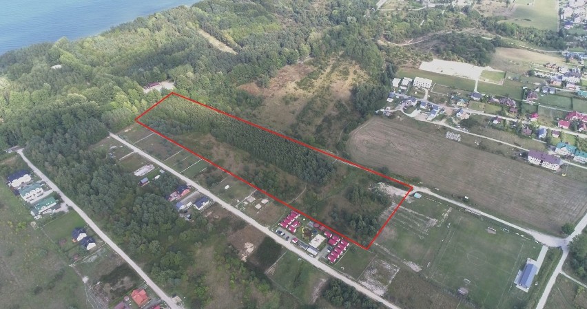 Chłapowo z lotu ptaka – na czerwono to teren na którym ma powstać planowane centrum rekreacji w Chłapowie – 39 000 m2