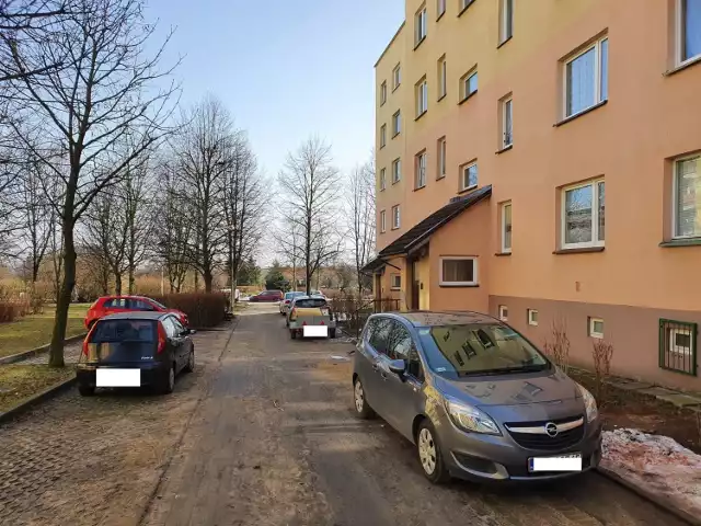 Kilka dni temu opisaliśmy pożar samochodu, który stał koło bloku przy ul. Małcużyńskiego w Słupsku. Czytelnicy, którzy nas o nim poinformowali, prosili o nagłośnienie sprawy parkowania aut zbyt blisko okien i klatek schodowych. Wizyta naszego fotoreportera w tym rejonie pokazała, że sporo samochodów parkuje bezpośrednio przy wejściach do klatek i oknach, mimo że kilka metrów dalej są wyznaczone miejsca postojowe. I wolne.