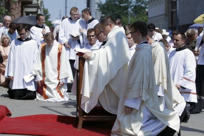 Święto Eucharystii w Łodzi i większe limity wiernych w kościołach. Ile osób może być na mszy św.?