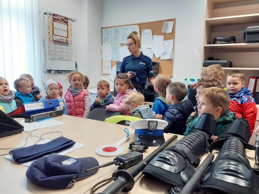 Przedszkolaki odwiedziły Komendę Powiatową Policji w Aleksandrowie Kujawskim [zdjęcia]