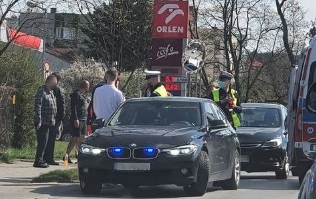 Na ulicy Ściegiennego tworzą się korki. W miejscu wypadku pracuje policja.