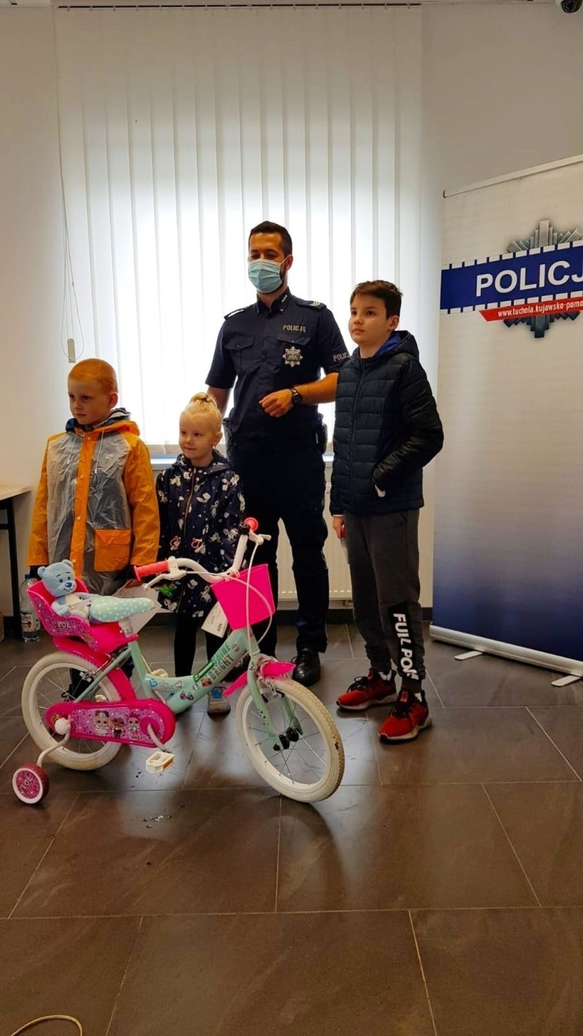 W Komendzie Powiatowej Policji w Tucholi oznakowano rowery