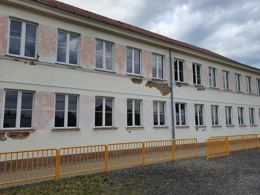 Szkoła w Przytocznej czeka na remont elewacji