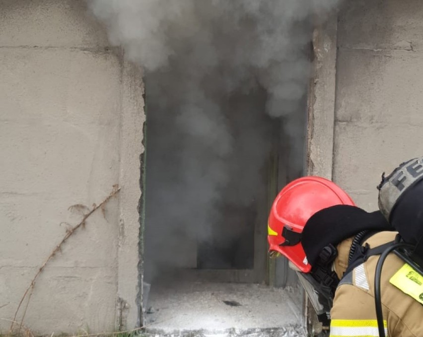 Pożar przy ulicy Dębina w Jastrzębiu. 10 strażaków gasiło...