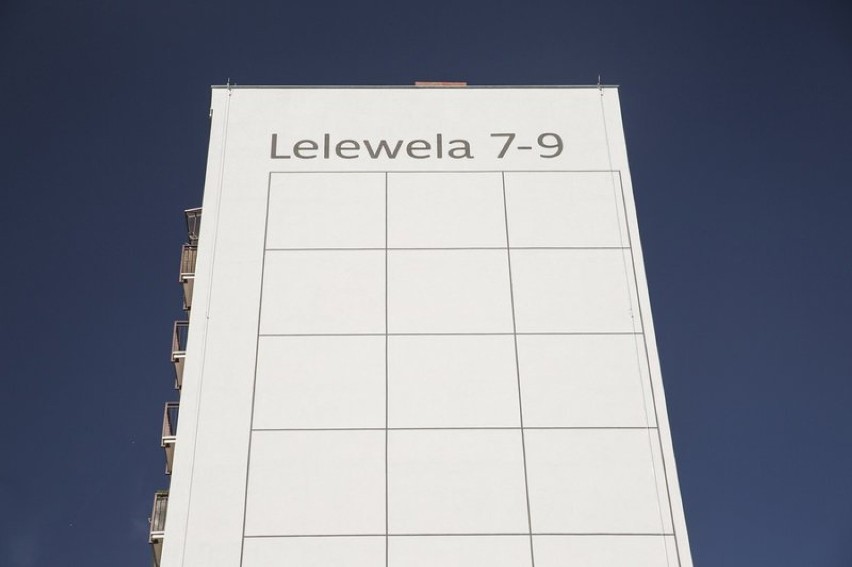 Nowa elewacja przy ulicy Lelewela - w bieli