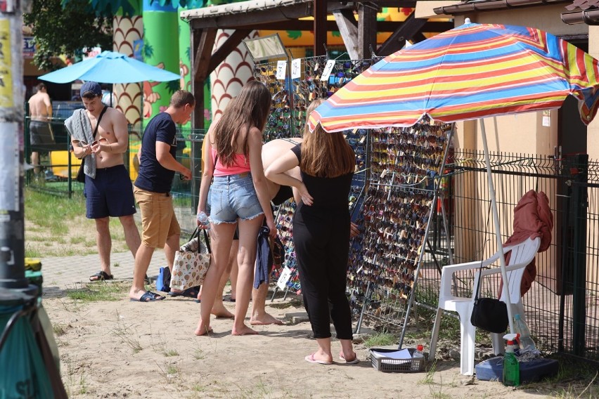 Pogoda w weekend dopisała. Tłumy plażowiczów nad Jeziorem Białym. Zobacz zdjęcia