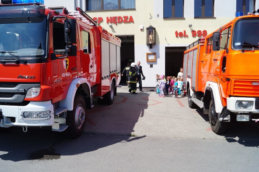 Dzieci z otwartymi buziami słuchały opowieści "Mam przyjaciela strażaka". Książeczkę czytał przedszkolakom Leszek Pietrasz - szef wszystkich strażaków w gminie Nędza. A potem zabrał dzieci do remizy strażackiej.