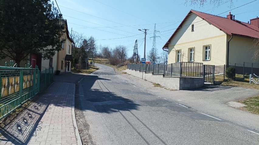 Droga powiatowa w Gierczycach jest w fatalnym stanie, w...