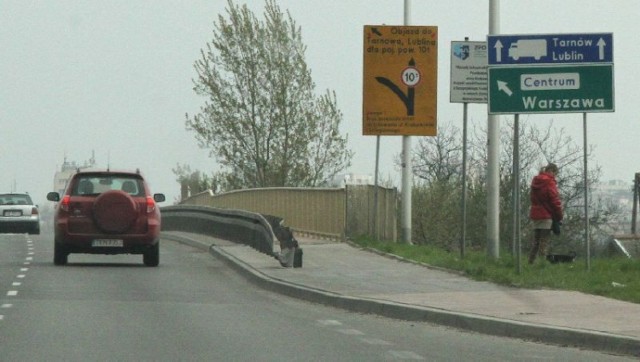 Na wiadukcie ustawiono tablicę informującą o objeździe dla pojazdów powyżej 10 ton. Ta kierująca cięższe pojazdy prosto nie została jednak zakryta i wprowadza w błąd.