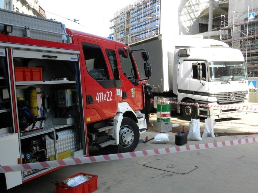 Strażacy zostali wezwani do zapobieżenia wycieku paliwa z...
