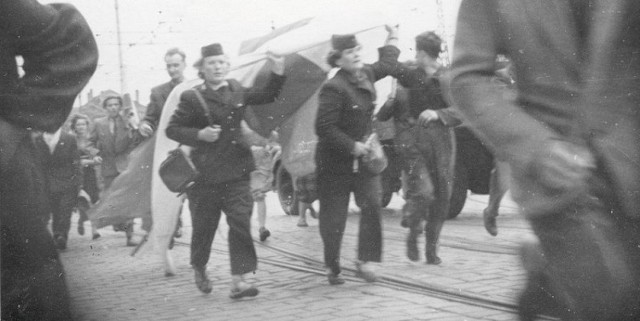 Skwer u zbiegu Kochanowskiego i Dąbrowskiego upamiętnia trzy młode bohaterki Poznańskiego Czerwca 1956 r.: Helenę Przybyłek, Stanisławę Sobańską i Marię Kapturską.