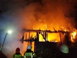 Ogromny pożar w Osiecznicy. Z ogniem walczyło kilka zastępów strażaków. Budynek gospodarczy spłonął doszczętnie