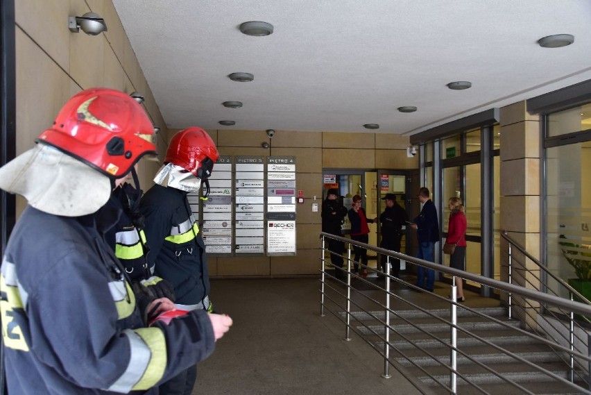 Alarm bombowy w centrum Kielc, w biurach ważnych polityków Platformy Obywatelskiej. Służby ratunkowe w akcji