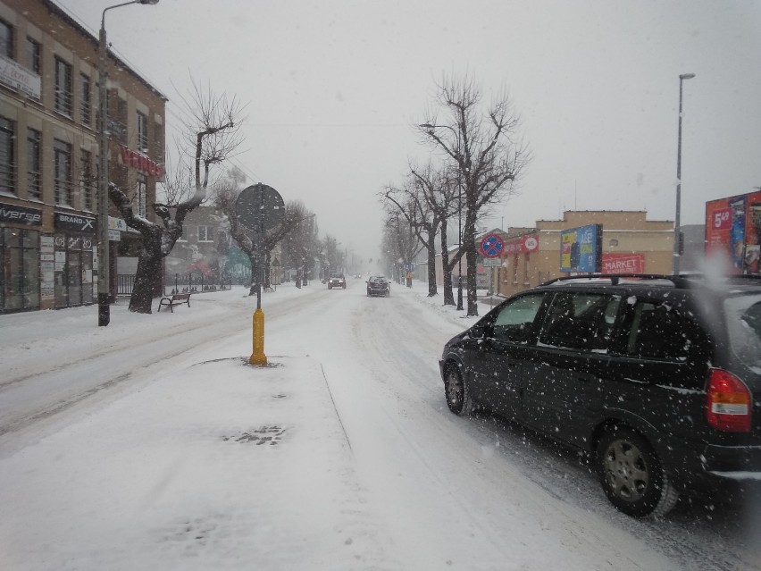 Koszmar na drogach w Zduńskiej Woli. Zdjęcia czytelników. Zima znów zaskoczyła? ZDJĘCIA