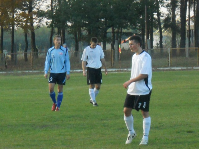 Mateusz Jędrzejewski (biała koszulka) w rundzie jesiennej bardzo często pojawiał się na boisku.