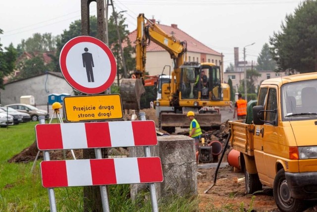 Tak wygląda remont dwóch ważnych dróg wojewódzkich w powiecie namysłowskim.