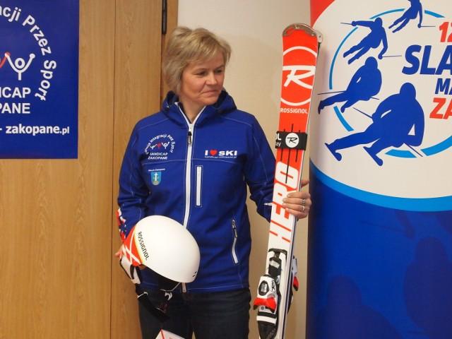 Małgorzata Tlałka-Długosz pokazuje narty i kask, które można wygrać