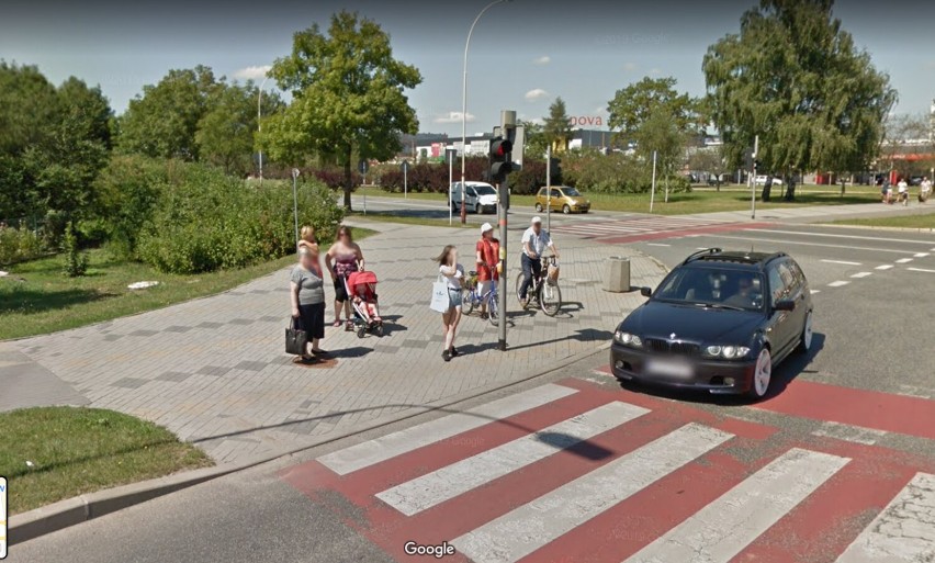 Mieszkańcy Rzeszowa złapani przez kamerę Google Street View. Mamy nową porcję zdjęć od Google. Może się odnajdziecie? [ZDJĘCIA]