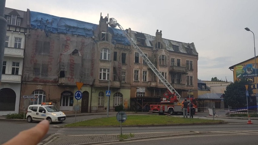 Uszkodzona elewacja budynku przy Hallera po burzy. Wjazd od Wodzisławskiej zablokowany
