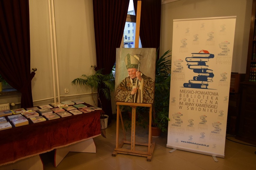  Świdnik. Powstała wystawa ku pamięci papieża Jana Pawła II w 42. rocznicę pontyfikatu i 100. rocznicę urodzin 