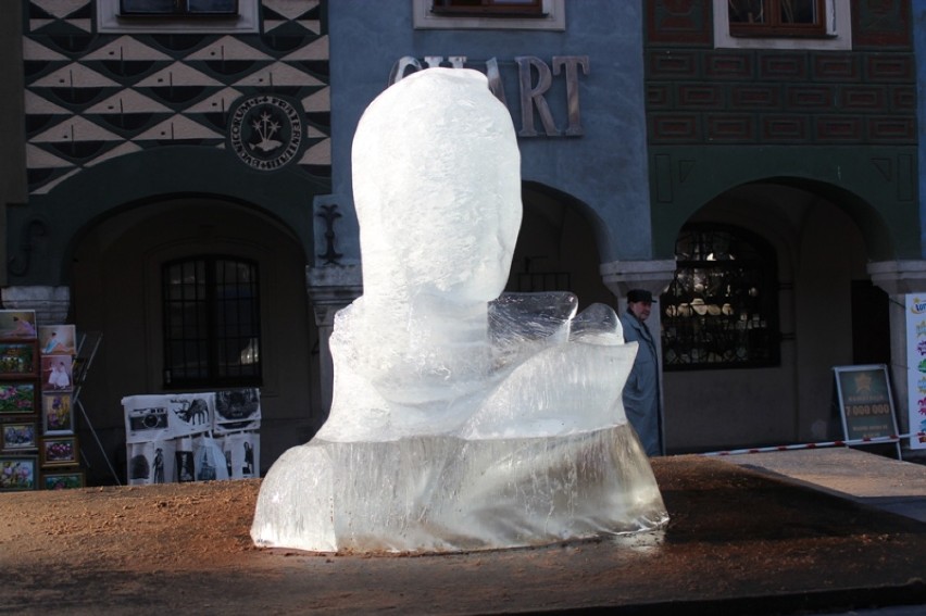 Po większości rzeźb lodowych zostały już tylko kałuże