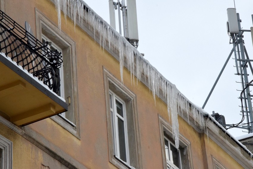 Sople lodu stanowią poważne zagrożenie! Straż Miejska w Kielcach ma masę telefonów w tej sprawie. Patrz w górę! Zobacz film i zdjęcia