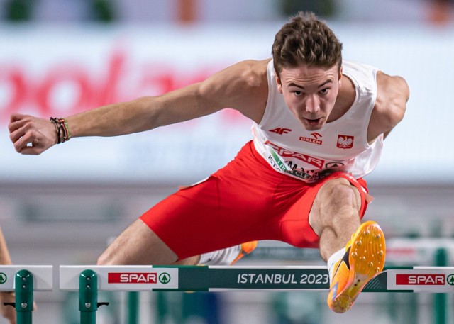 Jakub Szymański znakomicie pobiegł w hali w Stambule, gdzie zdobył srebrny medal w finale na 60 metrów przez płotki