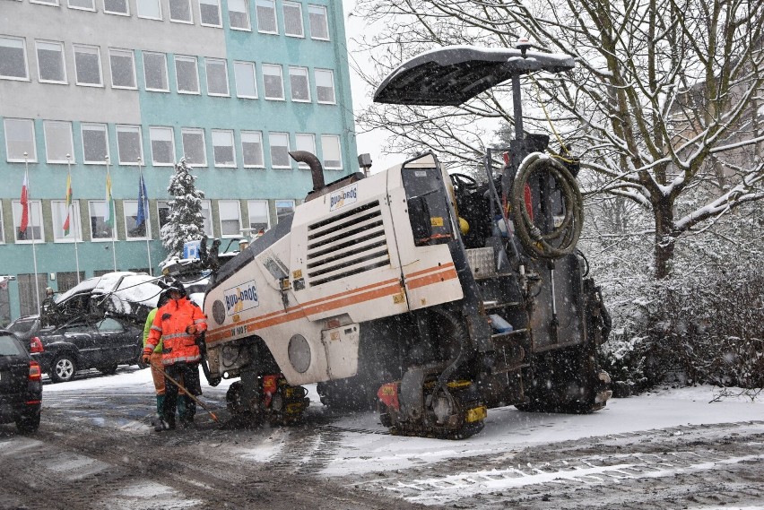 W czwartek, 9 marca drogowcy usunęli warstwę asfaltu z...
