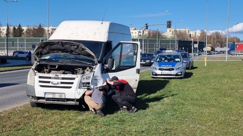 Do zderzenia dostawczego forda i osobowej toyoty doszło w...