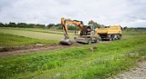 Ruszyły prace związane z zagospodarowaniem terenu przy zbiorniku w Kazimierzy Wielkiej. Co zostanie zrobione? Zobaczcie zdjęcia 