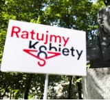 Projekt „Ratujmy kobiety” budzi kontrowersje. Twórcy projektu: "Będziemy walczyć"