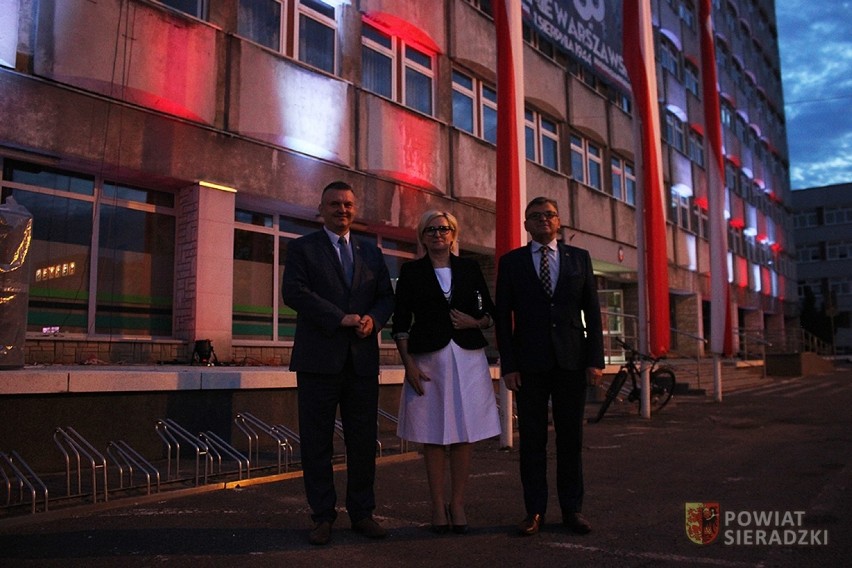 Powstanie Warszawskie 2019 w Sieradzu. Starostwo Powiatowe zostało oświetlone w biało-czerwonych barwach (zdjęcia)