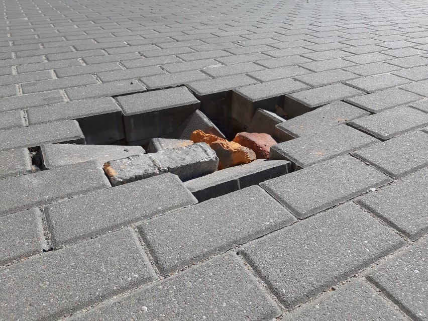 Dziura na parkingu w centrum Szczecinka. Robi się coraz większa [zdjęcia]
