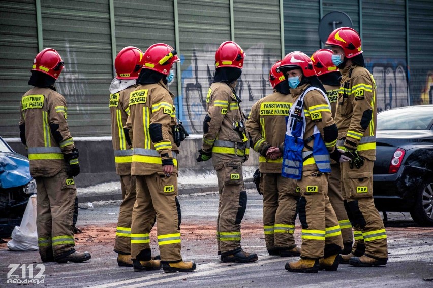 Tragedia na drodze w Zabrzu, obok M1. Jedna osoba nie żyje, dwie są ranne. Na miejscu lądował śmigłowiec LPR