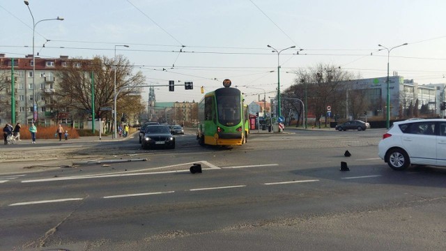 Do zdarzenia doszło około godziny 9:00, tramwaj linii numer 27 skręcał akurat z ulicy Królowej Jadwigi w stronę Strzeleckiej.