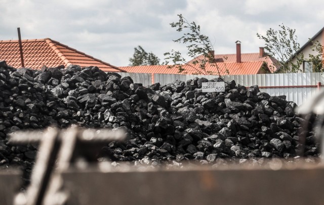 W składach węgla zostały jeszcze zapasy z zimy. Mieszkańcy czekają jednak na obniżki cen, wtedy zdecydują się na zakup