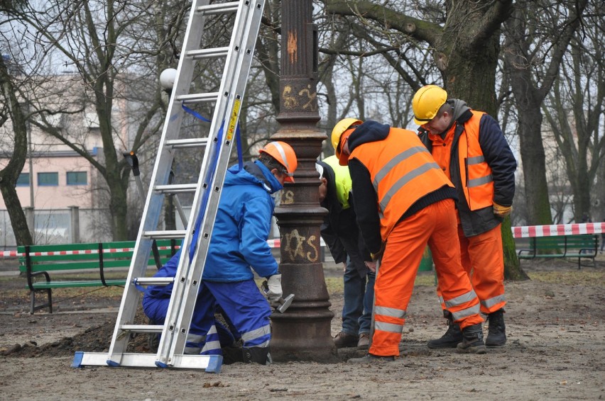 Zabytkowa łódzka latarnia trafiła do hali MPK. Tam zostanie odnowiona [ZDJĘCIA+FILM]