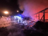 Pożar Krosno Odrzańskie. Spłonął dawny tartak w Osiecznicy. Ten budynek to była historia powojennej wsi i wielu rodzin z nim związanych