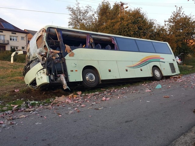 Wypadek w Jaksicach. Autokar zderzył się z samochodem, kilka osób rannych; Zdjęcia dzięki uprzejmości Powiat Krakowski 112