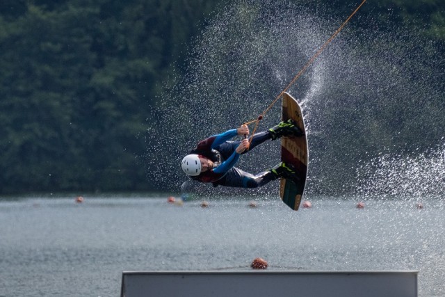 Wakeboarding to ślizg na desce ciągniętej przez motorówkę lub wyciąg, podczas którego można wykonywać liczne akrobacje. Tego sportu w Warszawie możecie spróbować m.in. w WAWA WAKE oraz Wake FARMA.

Koszt takiej zabawy ze sprzętem to ok. 40-50 zł.