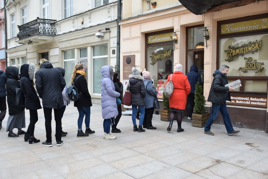 Kolejki po pączki na lubelskim deptaku. Zobacz zdjęcia     