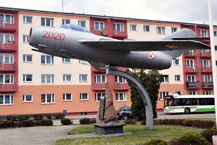 Pomnik Lotników przy narożniku ul. Spacerowej,...