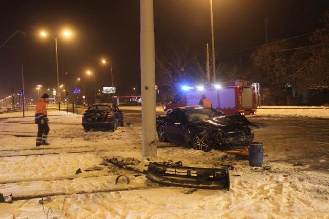 Źródło: Groźny wypadek na Włókniarzy w Łodzi. Kierowca mercedesa jechał pod prąd. Cztery osoby ranne [FILM]]