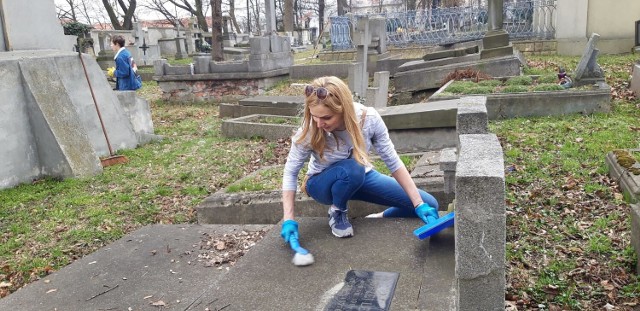 Zdjęcia z marcowej akcji sprzątania cmentarza ewangelicko-augsburskiego przy ul. Harcerskiej.